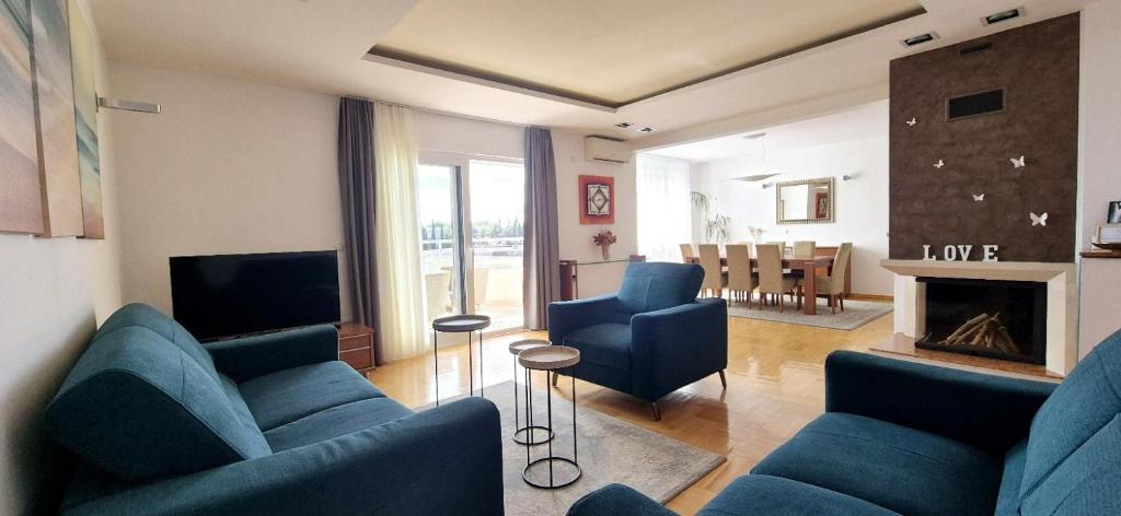 Χώρος καθιστικού στο SEA VIEW- spacious apartment with shared pool
