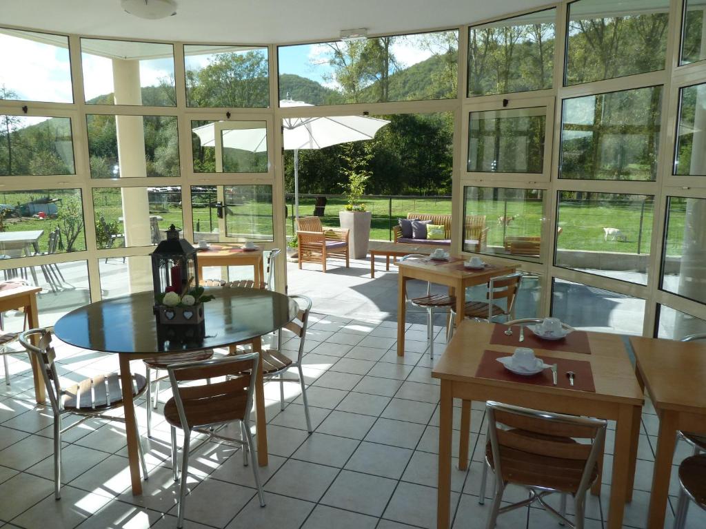 Restaurace v ubytování Hôtel La Colombiere Cantal