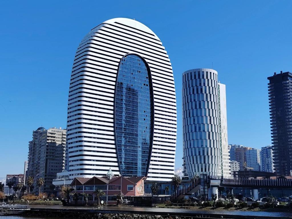 巴统Infinity Tower apartments Batumi的城市里有很多窗户的高楼