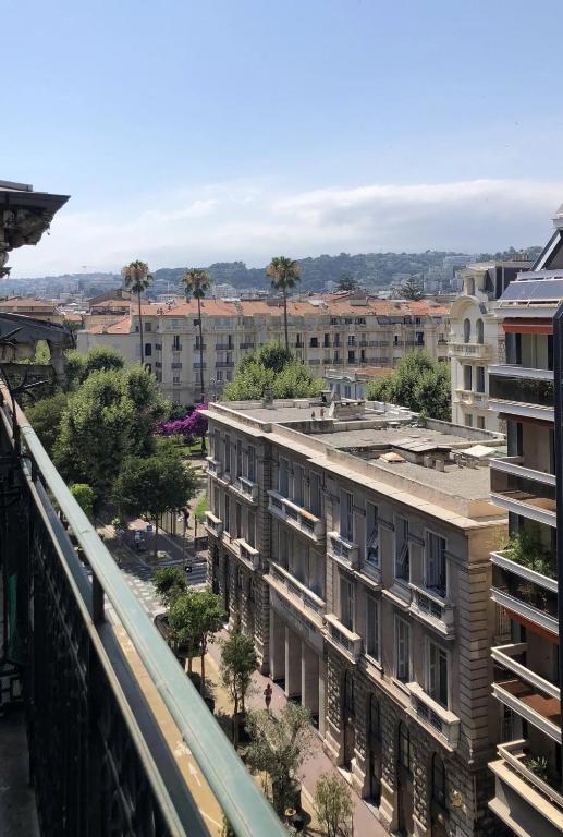 - une vue sur une ville avec des bâtiments et des palmiers dans l'établissement Grimaldi, à Nice