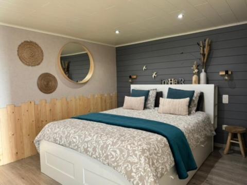 Un dormitorio con una cama grande con una pared azul. en Country house Au Ballet des Hirondelles, en Herve