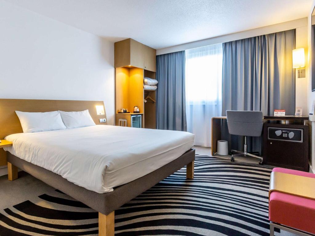 Postel nebo postele na pokoji v ubytování Novotel Bourges