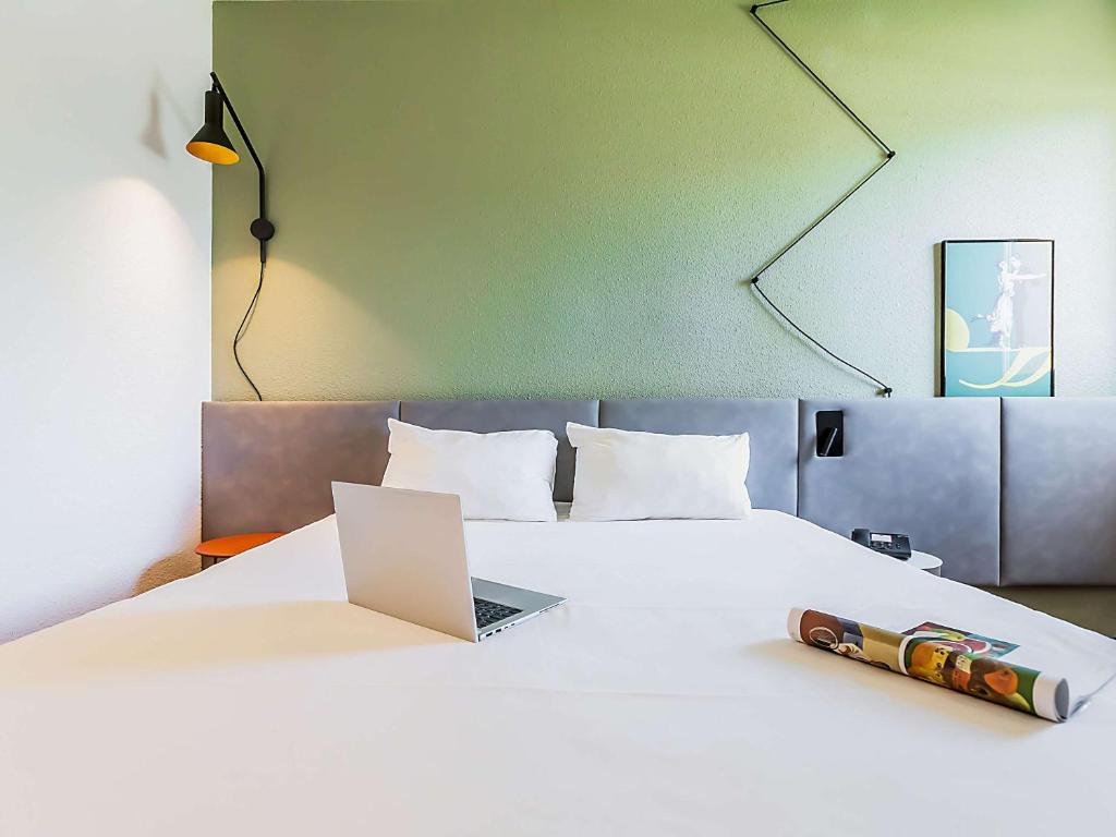 Cama ou camas em um quarto em Hotel ibis Evora