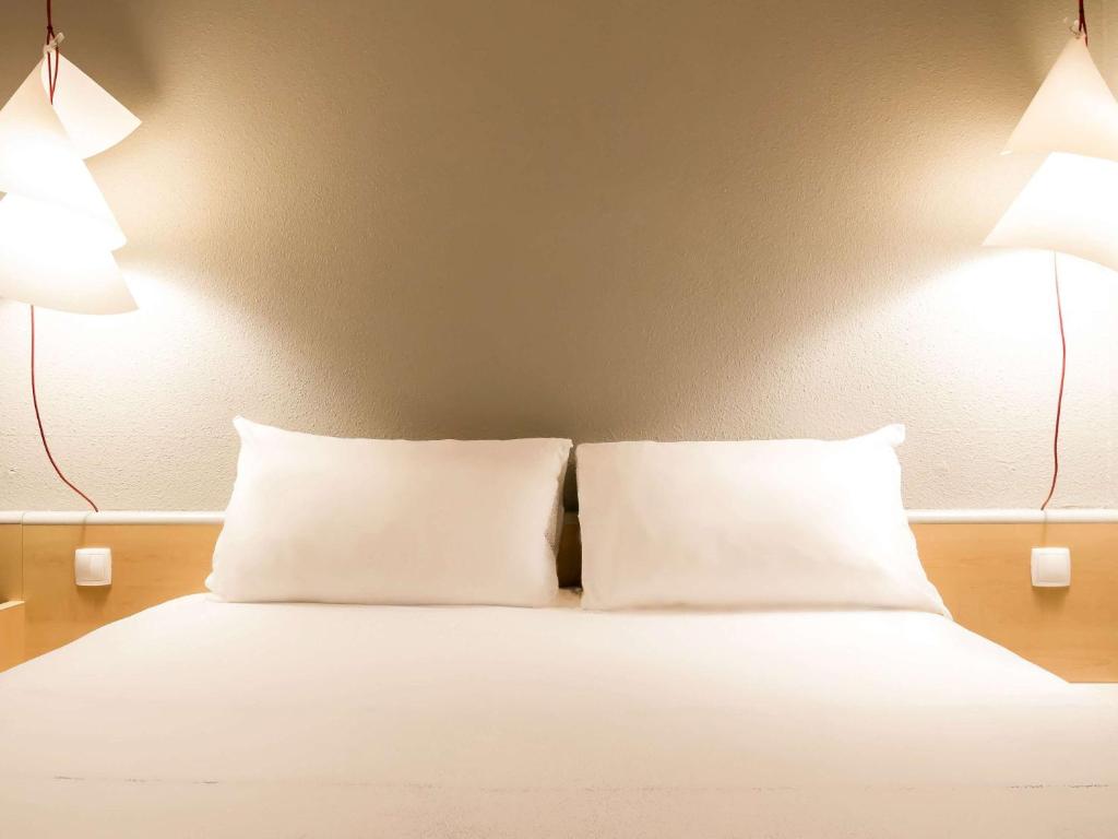 Cama ou camas em um quarto em Hotel ibis Evora
