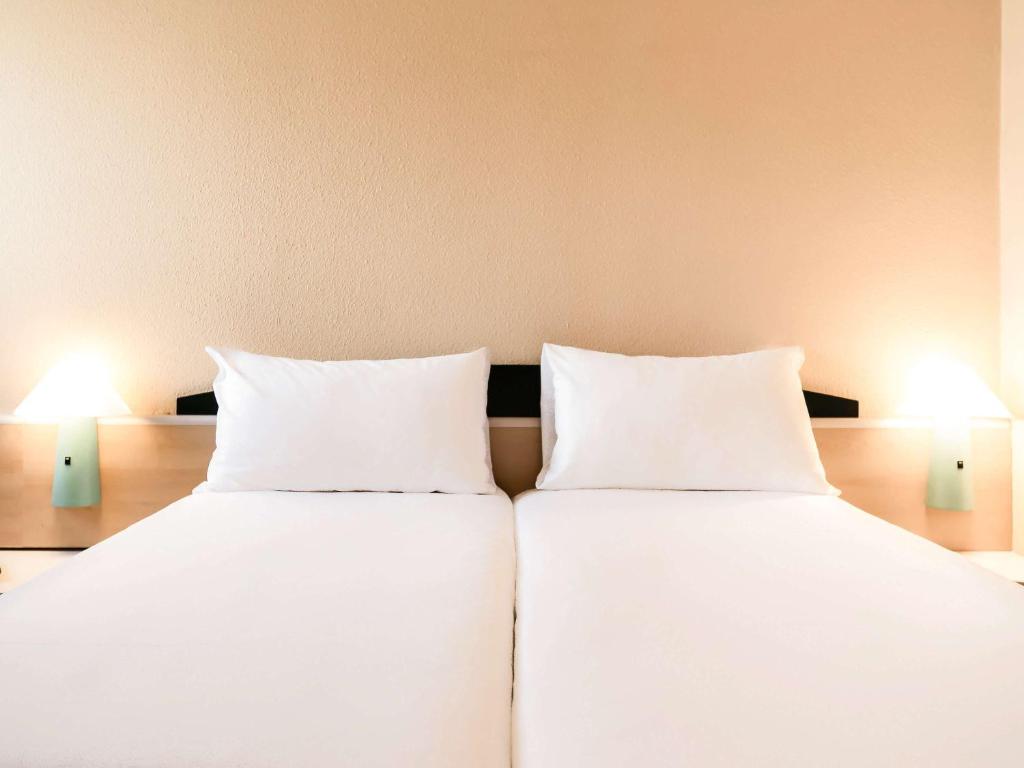 Cama ou camas em um quarto em Hotel ibis Evora
