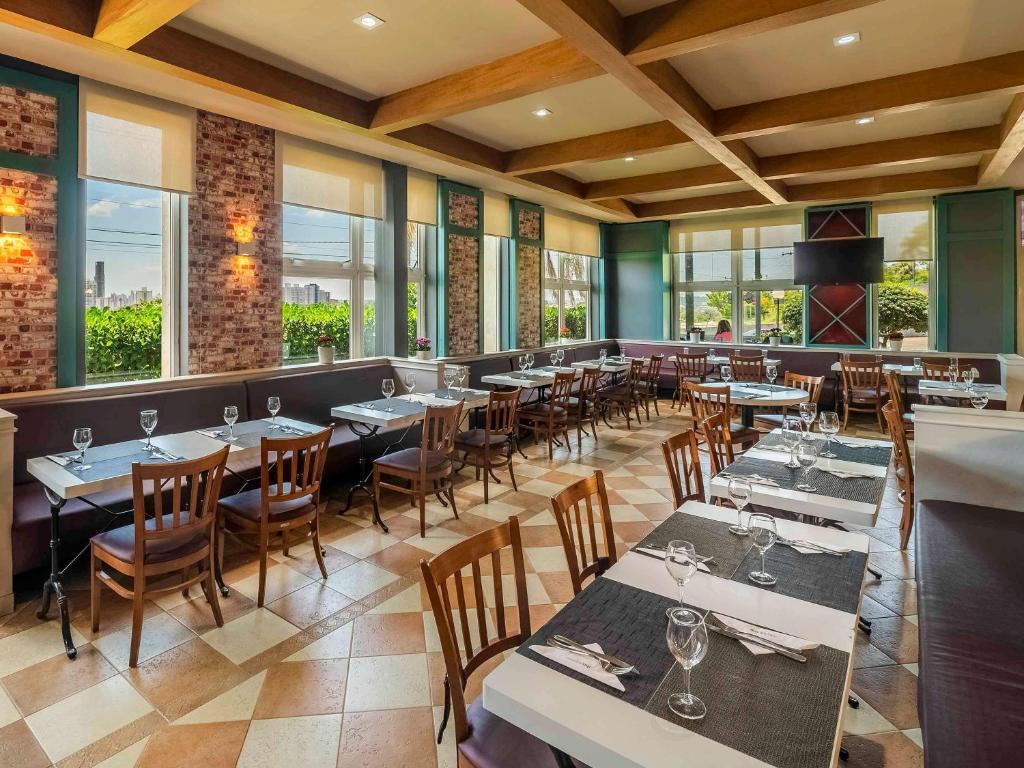 Um restaurante ou outro lugar para comer em ibis Sorocaba