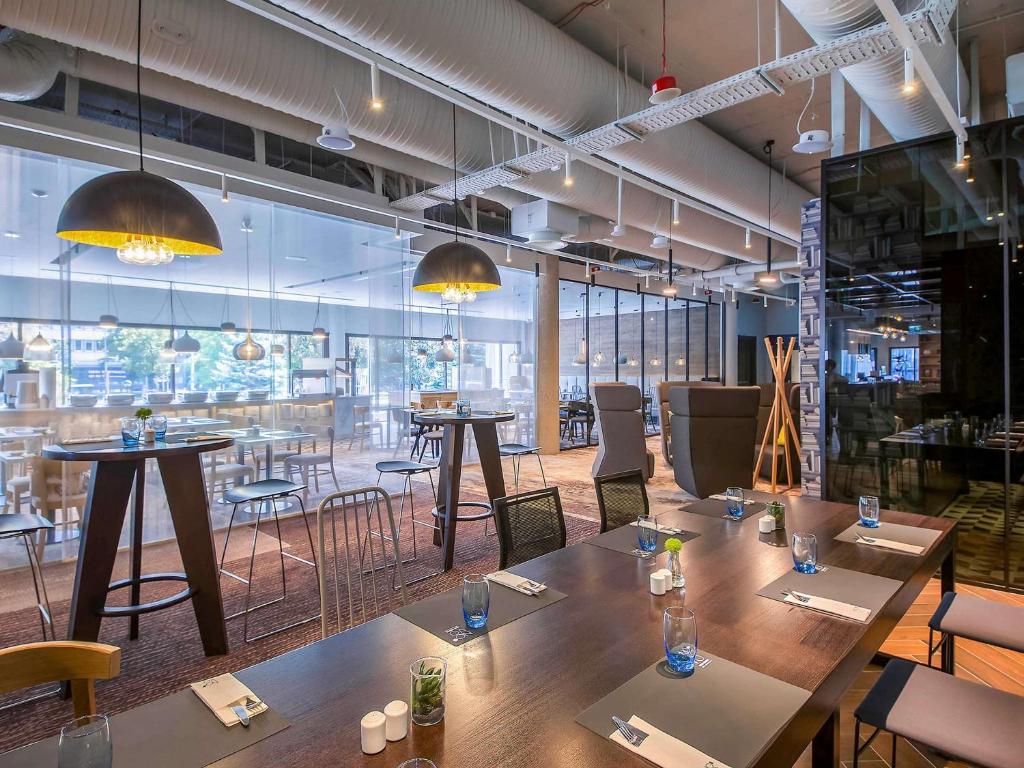 Reštaurácia alebo iné gastronomické zariadenie v ubytovaní Novotel Wrocław Centrum