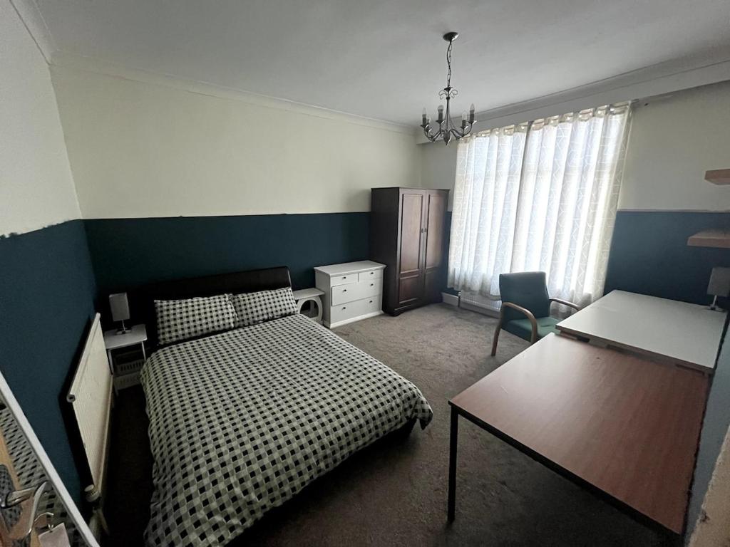 マンチェスターにあるDouble Room - Town & University nearby, 24h Bus, Airport-linkedのベッドと机と椅子のある寝室