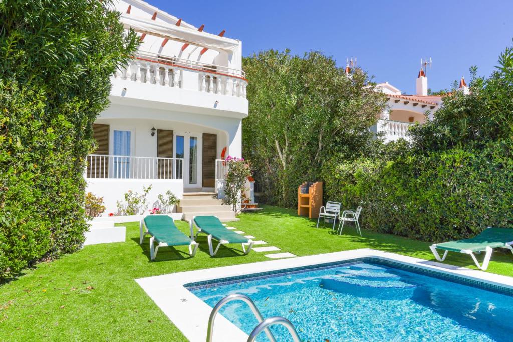 ソン・ボウにあるVilla Zodiaco Acuarioのプールと家のあるヴィラ