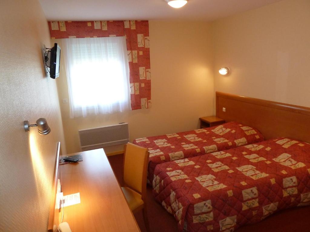 Postel nebo postele na pokoji v ubytování Hôtel La Colombiere Cantal