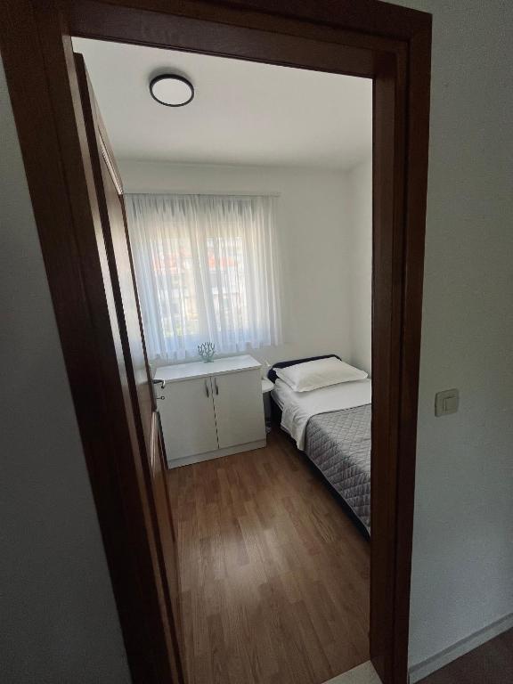 Postel nebo postele na pokoji v ubytování Apartments Simic Makarska