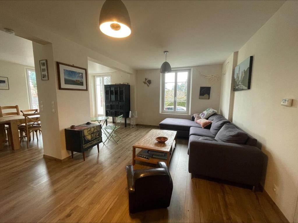 un salon avec un canapé et une table dans l'établissement Charming house in Concise, à Thonon-les-Bains