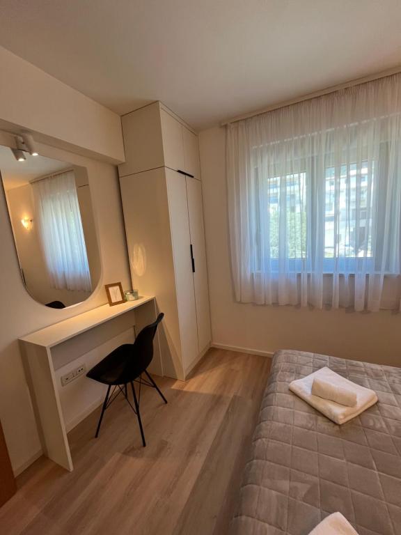 Postel nebo postele na pokoji v ubytování Apartments Simic Makarska