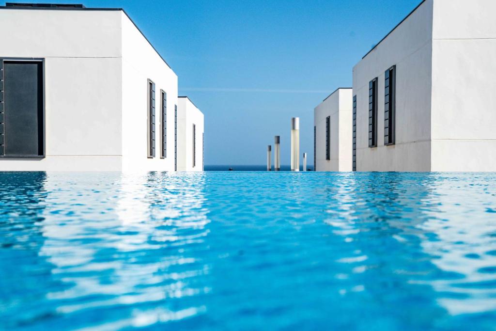 AbadesにあるAbades Sonnenblickの白い建物の前の水のプール