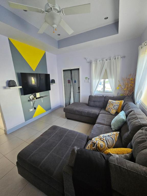 TV a/nebo společenská místnost v ubytování Summer Breeze Villa