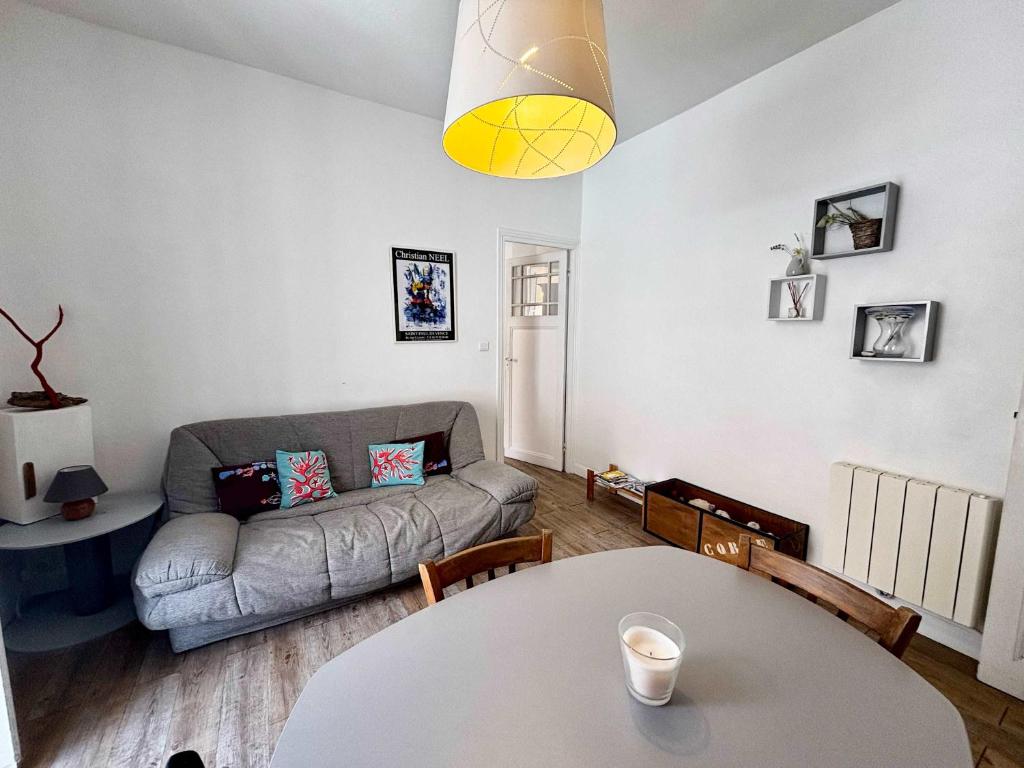 un salon avec un canapé et une table dans l'établissement Casamea - Escapade en bord de mer, Accès plage, à Ajaccio