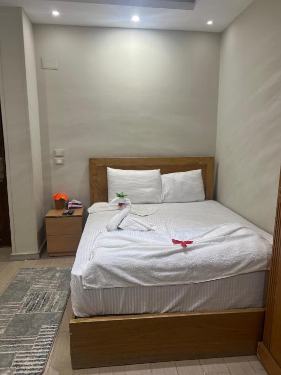 Postel nebo postele na pokoji v ubytování Pyramids INN