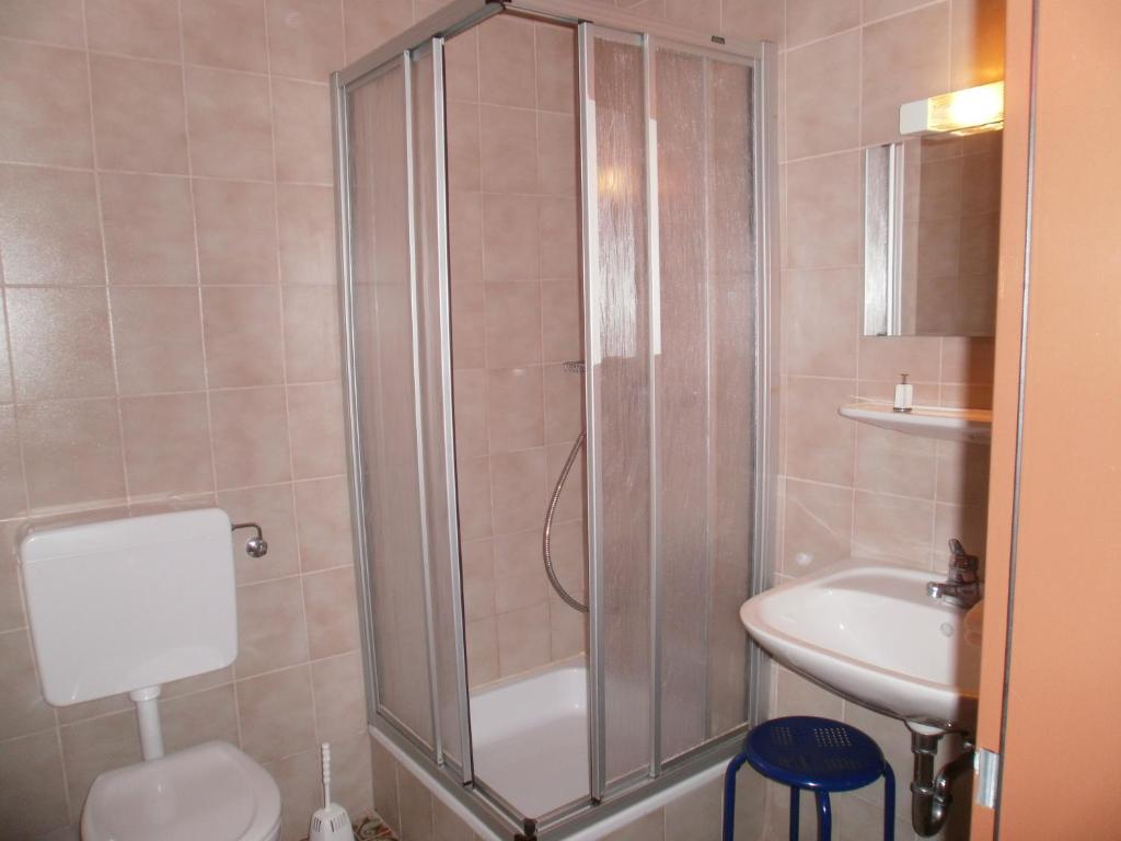 A bathroom at Ferienpension Garni Hubert Rigelnik