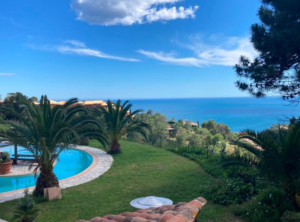 un complexe avec une piscine et l'océan dans l'établissement Maison vue mer avec piscine sur la Côte d'Azur, à Théoule-sur-Mer