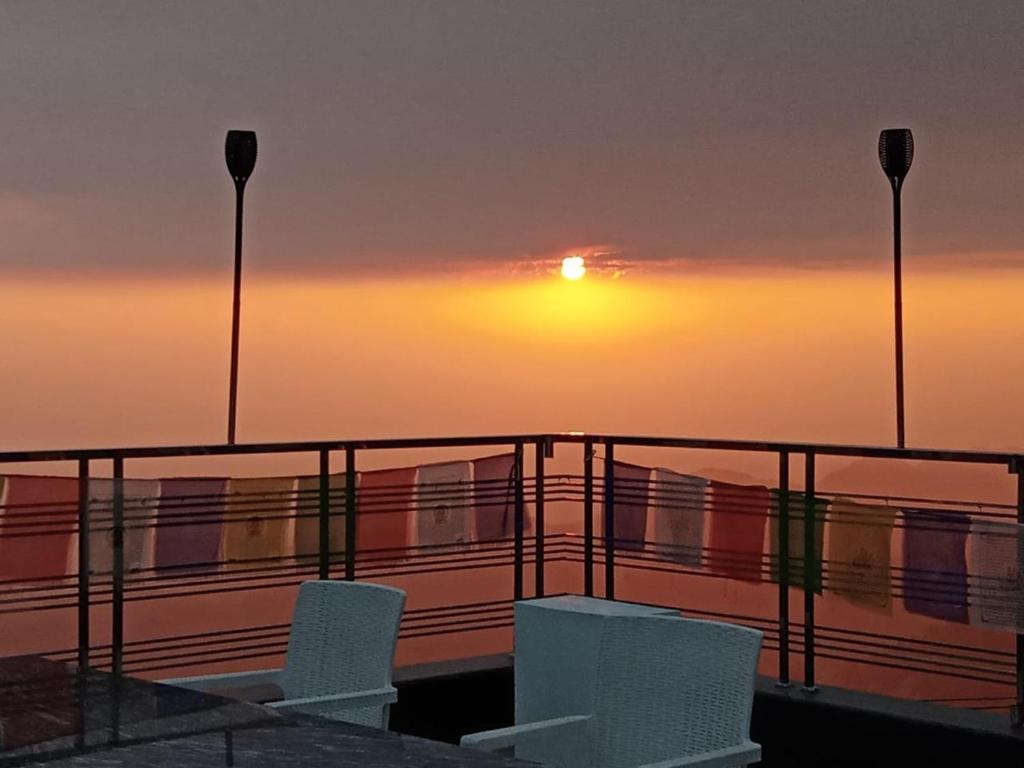 Východ nebo západ slunce při pohledu z hotelu nebo okolí