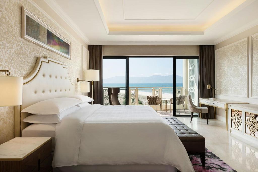 Deluxe with Balcony, Guest room, 1 King, Partial Sea View