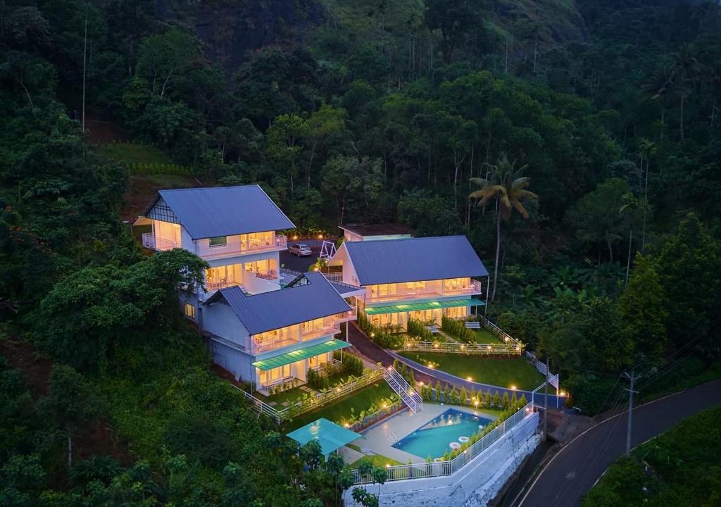Bazén v ubytování Ice Mist Pool Resort Munnar By VOYE HOMES nebo v jeho okolí