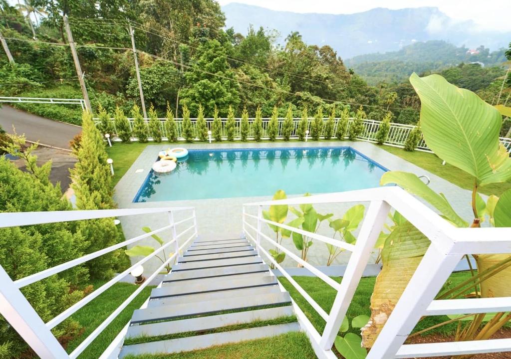 Bazén v ubytování Ice Mist Pool Resort Munnar By VOYE HOMES nebo v jeho okolí