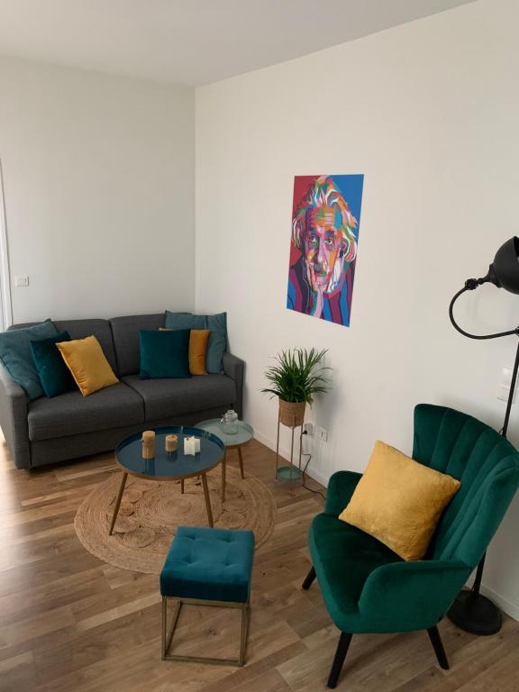 un salon avec un canapé et une table dans l'établissement Maison de ville au bord des berges du Tarn, à Albi