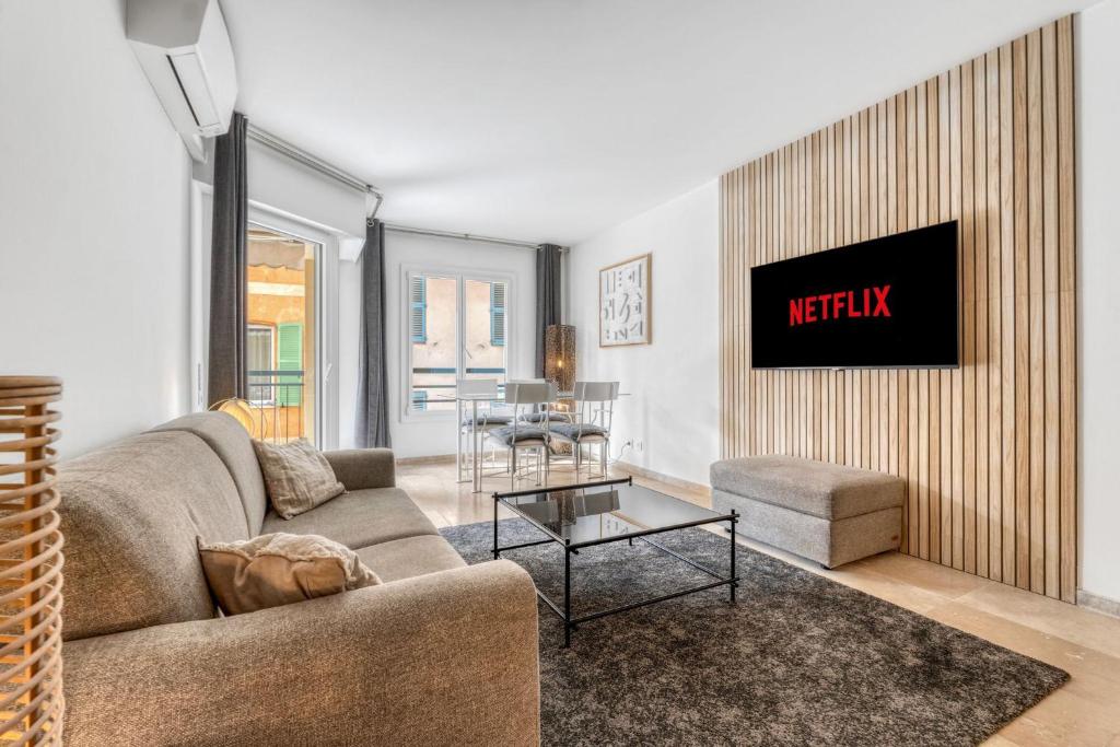 un salon avec un canapé et une table dans l'établissement F2 rue Meynadier , Hypercentre proche du Palais des congrès, à Cannes