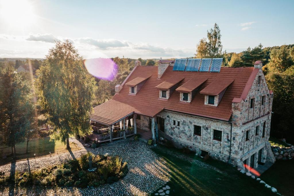 une vue aérienne d'une maison avec un toit dans l'établissement Shanti Resort - Retreat & Wellness Center, à Sarboriškės I