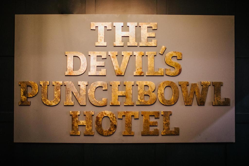 The Devil's Punchbowl Hotel - Housity