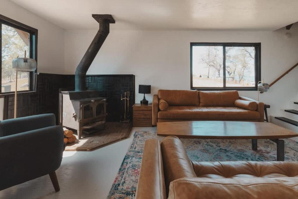 a living room with a couch and a fireplace at Spacious 4-bedroom cabin on secluded private land in Miramonte