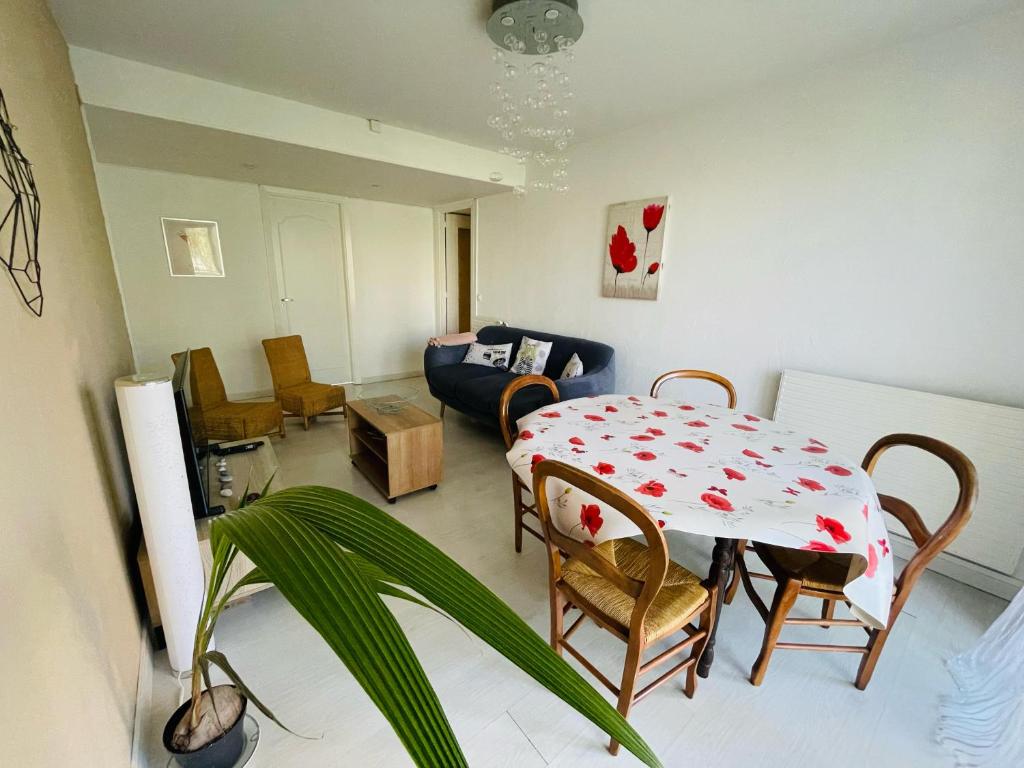 un salon avec une table et un canapé dans l'établissement Douce Halte en Famille - 379, à Sotteville-lès-Rouen