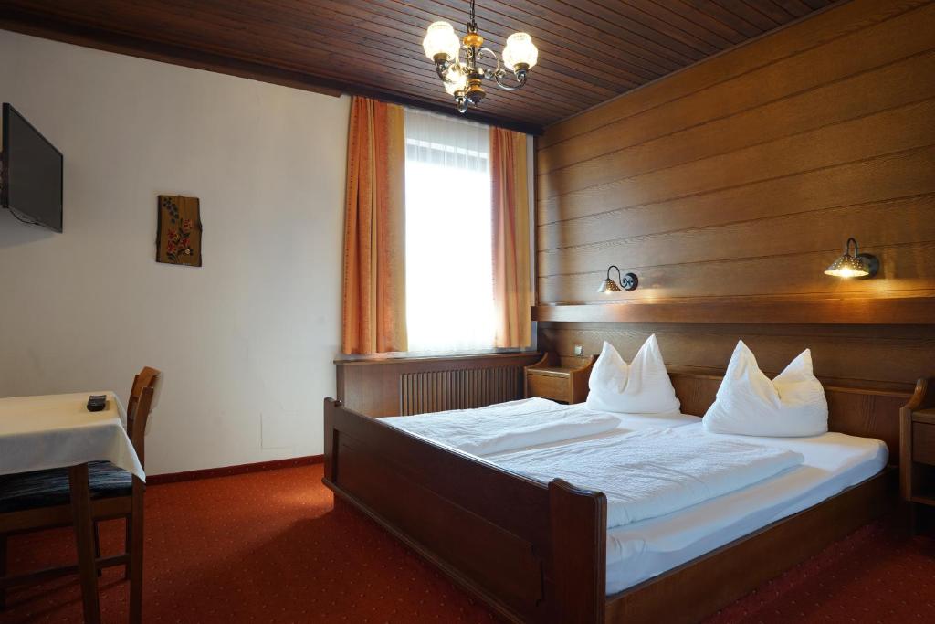 Postel nebo postele na pokoji v ubytování Gasthof-Fleischerei Engl
