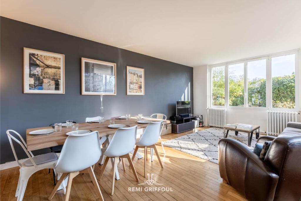 un salon avec une table et des chaises de salle à manger dans l'établissement Family Stay - In the Heart of Honfleur 8 guests Private Garden, à Honfleur