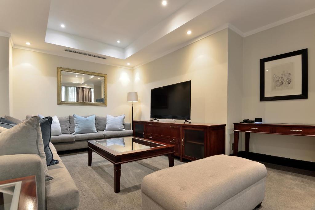 Raphael Suites - 