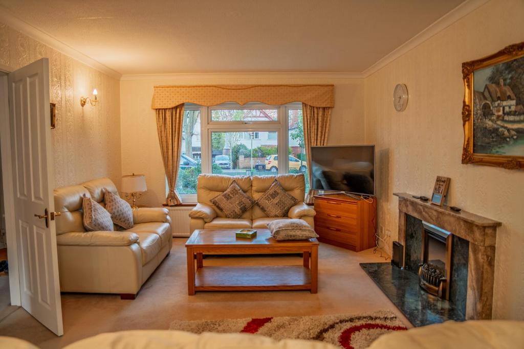 Farnborough Stay - 5 Bedroom