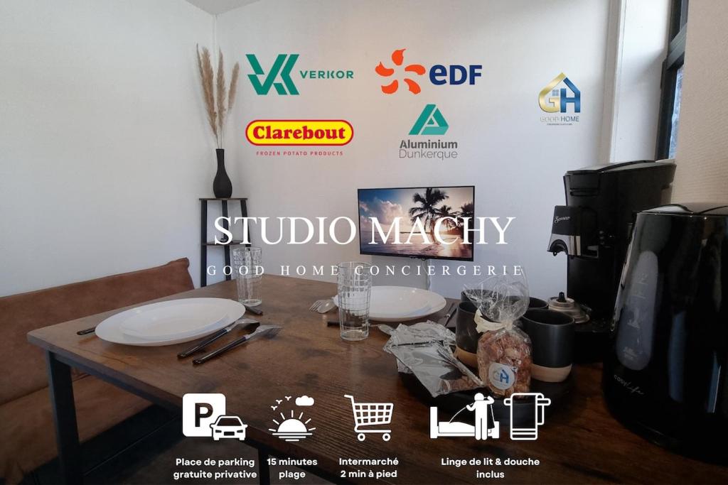 einem Tisch mit Platten vor einer Wand in der Unterkunft Studio Machy - Centre-Ville et Parking Gratuit in Bourbourg