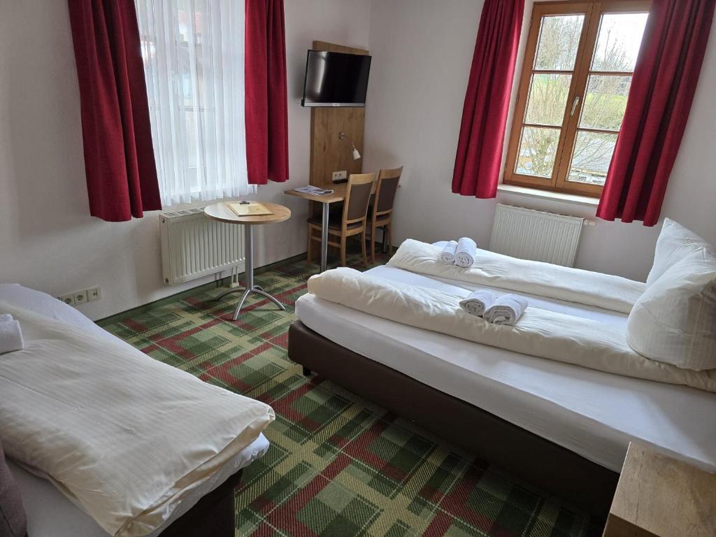 Postel nebo postele na pokoji v ubytování Gasthaus Kampenwand