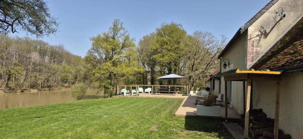 une maison avec une cour à côté d'une rivière dans l'établissement Domaine des Aulnaies - Beauval - Mareuil sur Cher, à Mareuil-sur-Cher
