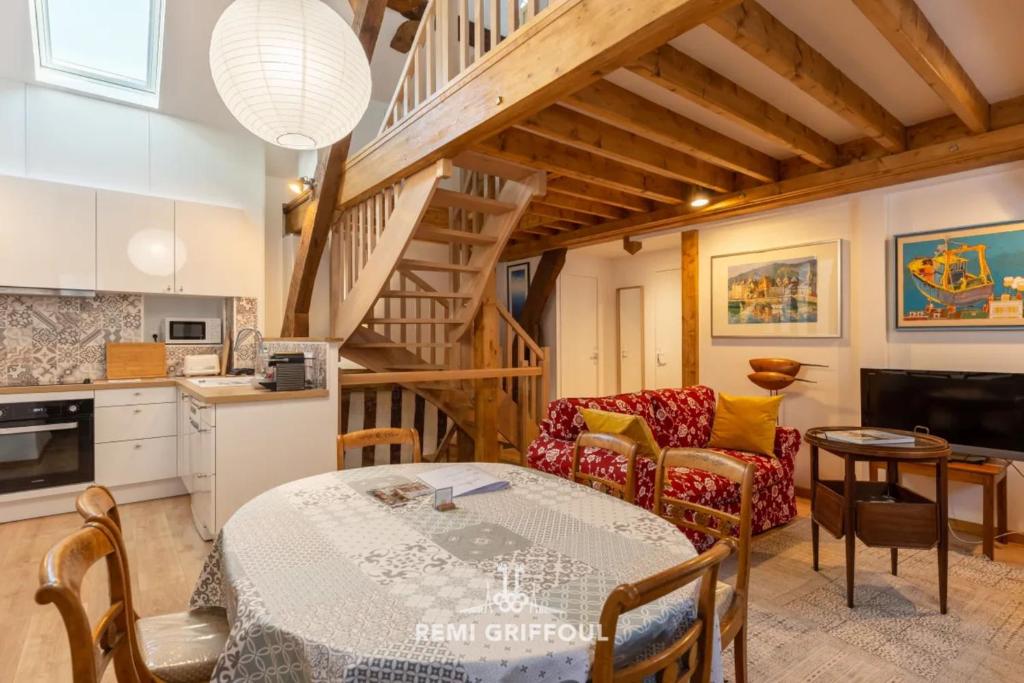 une cuisine et un salon avec une table et des chaises dans l'établissement Le Séjour Honfleurais 3 Duplex with Local Charm City Center 4 Guests, à Honfleur