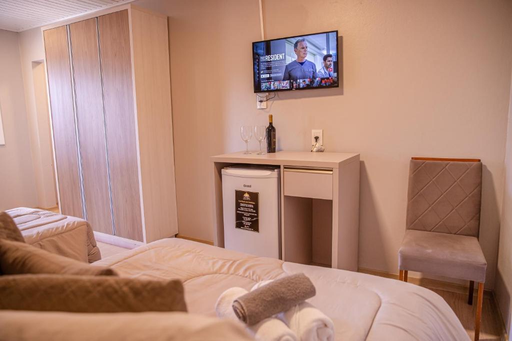TV a/nebo společenská místnost v ubytování Hospedagem Vila Suiça Centro