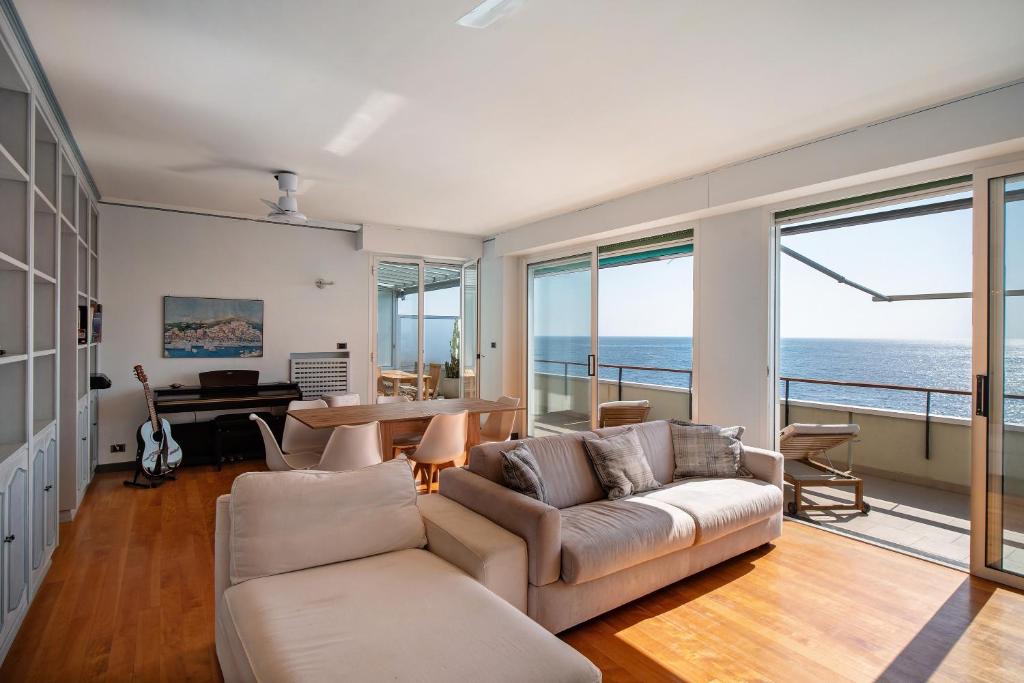 Ruang duduk di Sea Side Home Sanremo vista mare