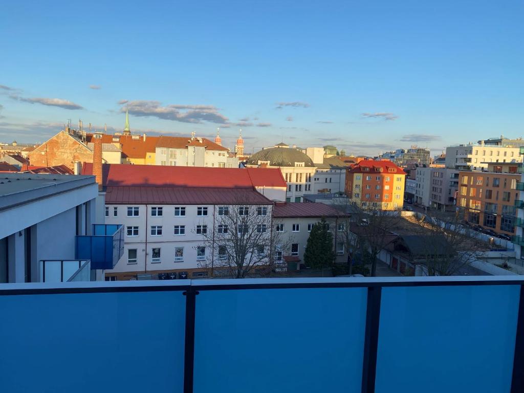 Nespecifikovaný výhled na destinaci Plzeň nebo výhled na město při pohledu z apartmánu