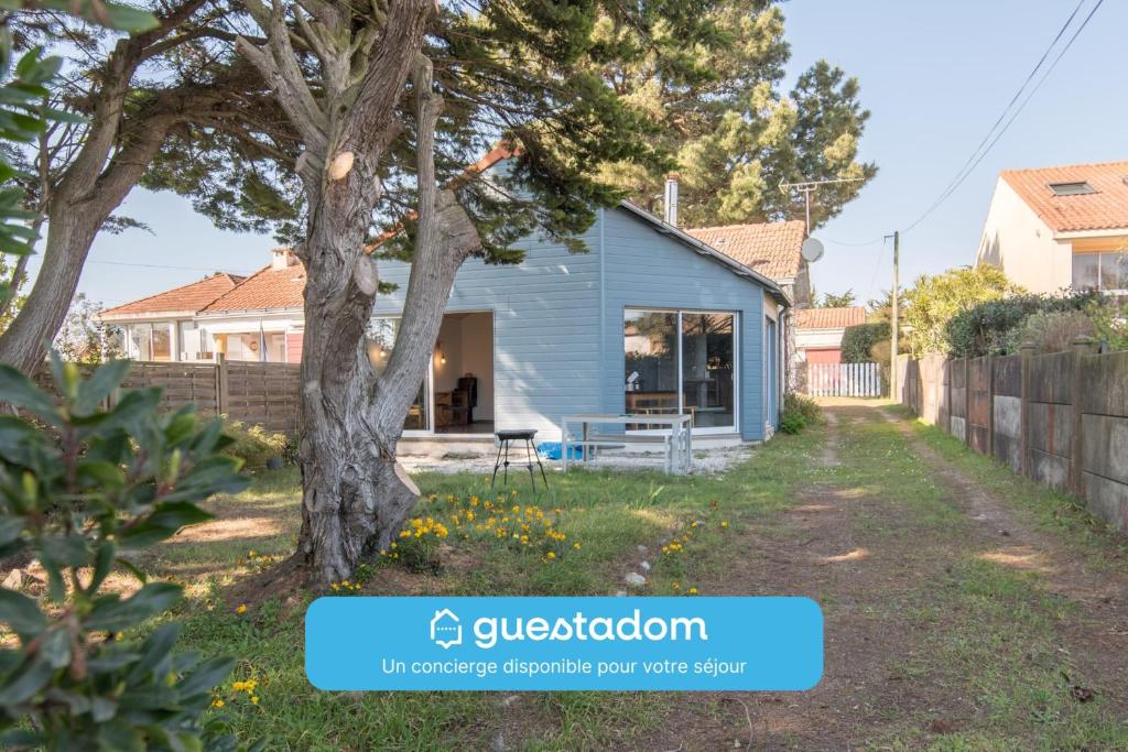 a house with a tree in a yard at La Préfaillaise - 800m plage - Parking in Préfailles