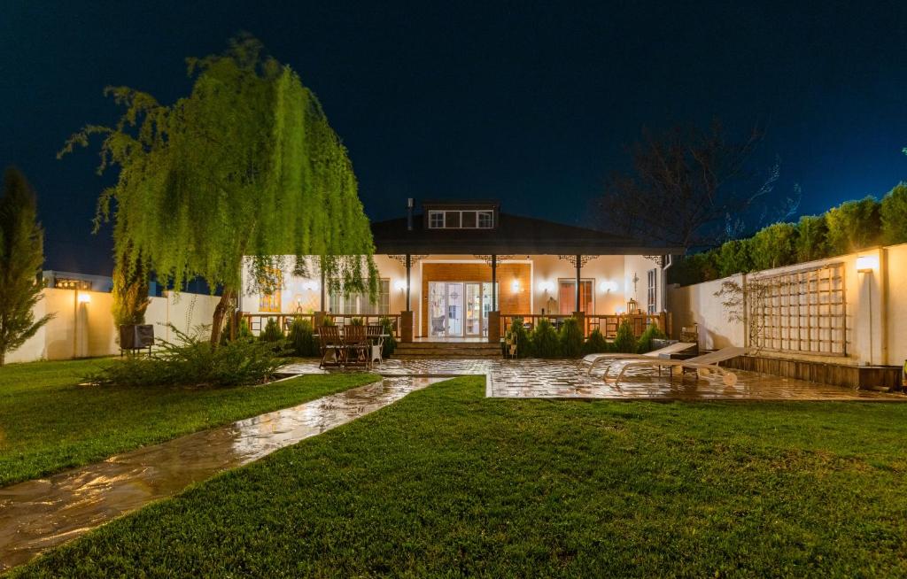 Zahrada ubytování Entire Villa Near Tbilisi Nature Reserve with Panoramic View