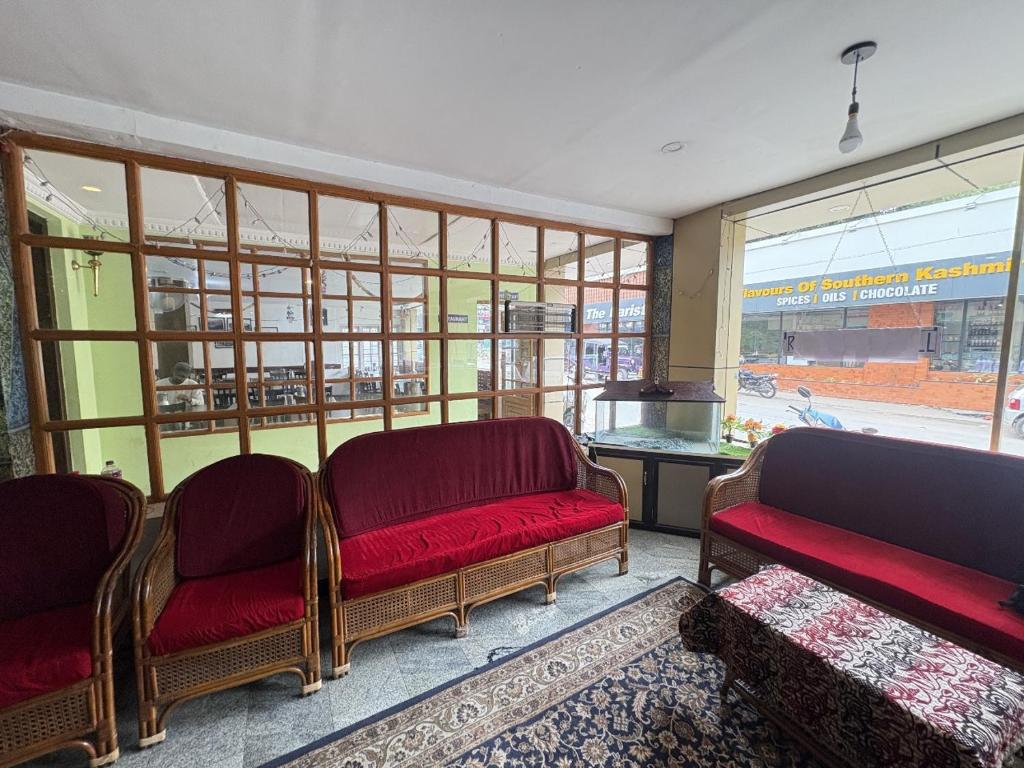Posezení v ubytování Hotel SilverLine Regency Munnar