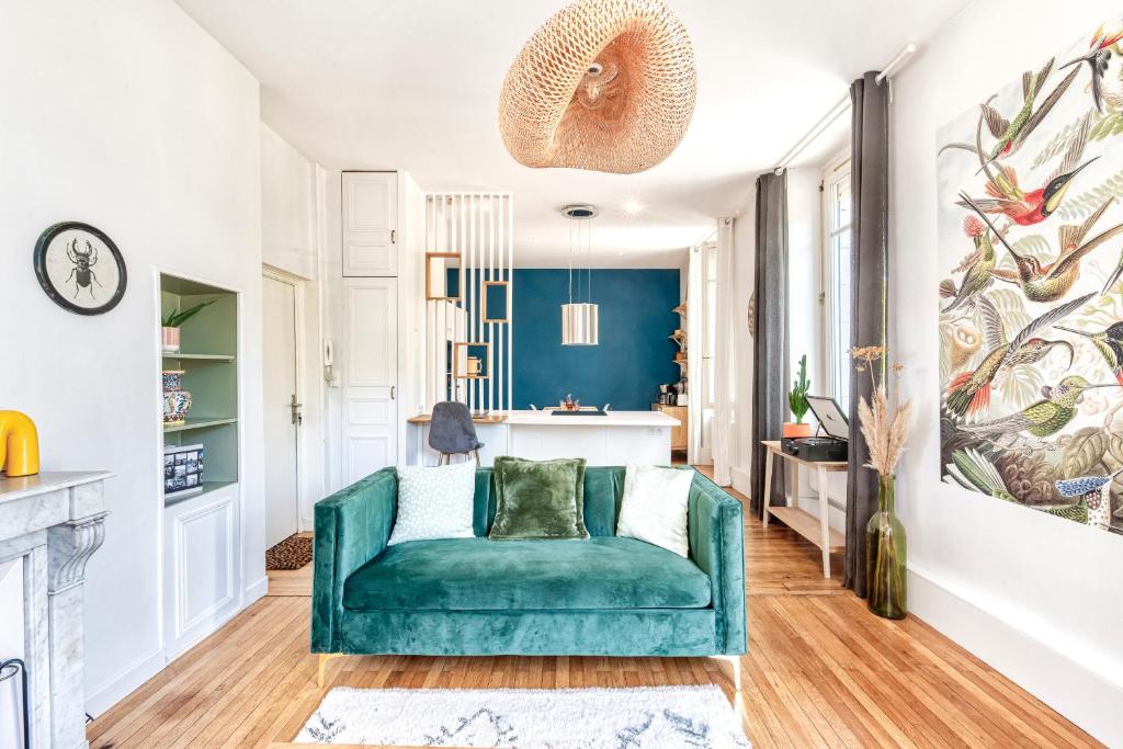 - un salon avec un canapé vert dans l'établissement Le Solaris, Free Parking, 10 min SNCF Station, à Angers