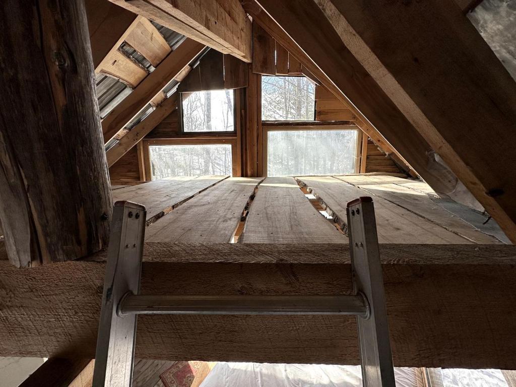 Foto de la galería de Into the Woods: Discover Our Charming Rustic Treehouse in Dorchester, NH en Rumney