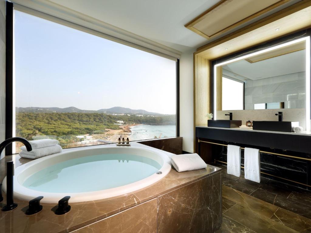 BLESS Hotel Ibiza - Jacuzzi privado en la habitación en Es Canar